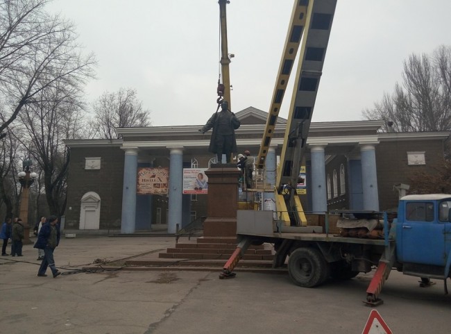 ФОТОФАКТ: В Запорожье сносят памятник Кирову возле одноименного ДК