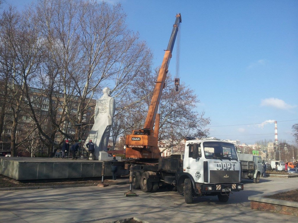В Запорожье начался демонтаж памятника Дзержинскому