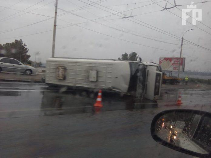 ФОТОФАКТ: в Запорожье на плотине перевернулась маршрутка с пассажирами