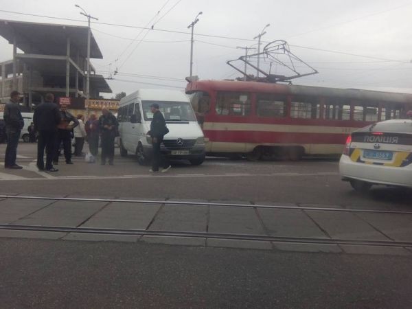 Трамвай врезался в маршрутку в Запорожье