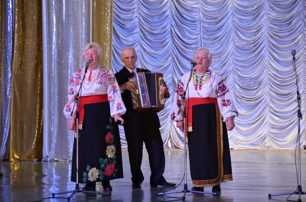 Ко Дню ветеранов в Днепровском районе устроили праздничный концерт (ФОТО)