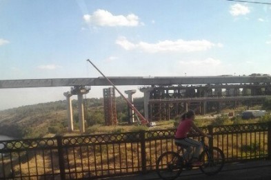 ФОТОФАКТ: к запорожским мостам привезли кран