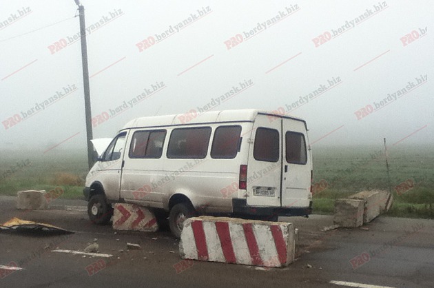 ФОТОФАКТ: в Запорожской области микроавтобус протаранил блокпост