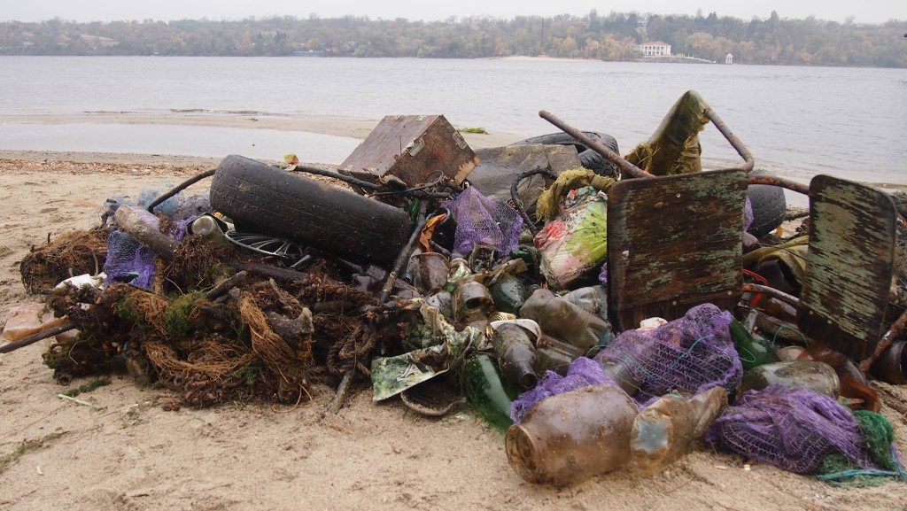 Запорожцев приглашают на осеннюю уборку Ждановского пляжа