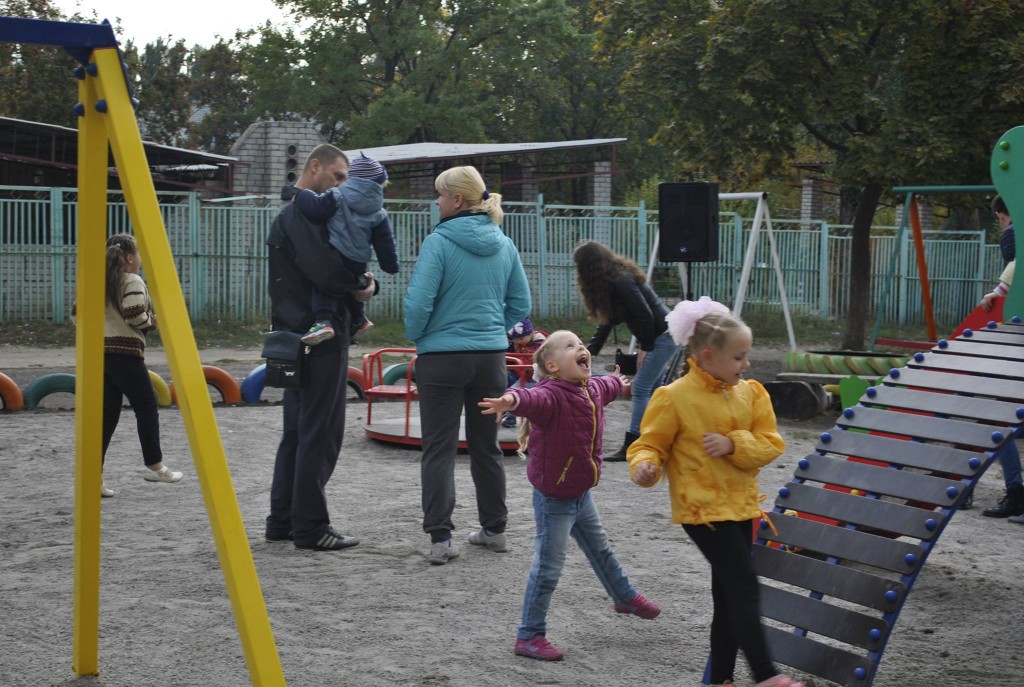 В Запорожье продолжается установка детских площадок (ФОТО)