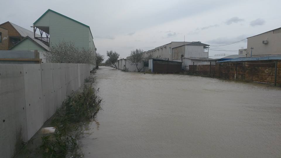 Запорожскую Кирилловку накрыло штормом: базы отдыха затоплены (ФОТО)