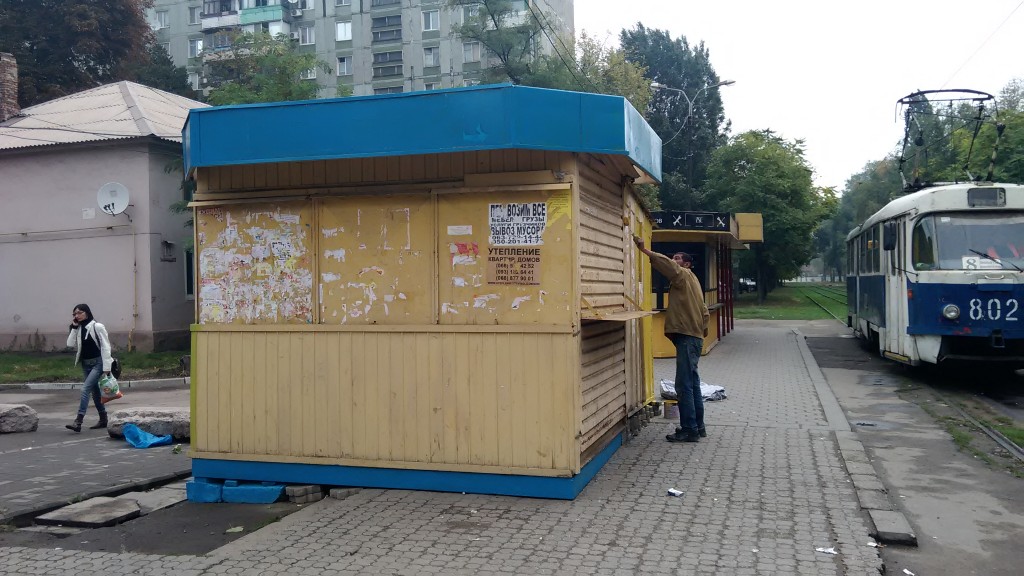 Вышел из трамвая — уткнулся в сарай: новые запорожские МАФы (ФОТО)