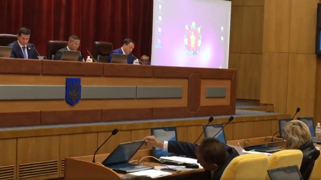Запорожского депутата поймали на кнопкодавстве
