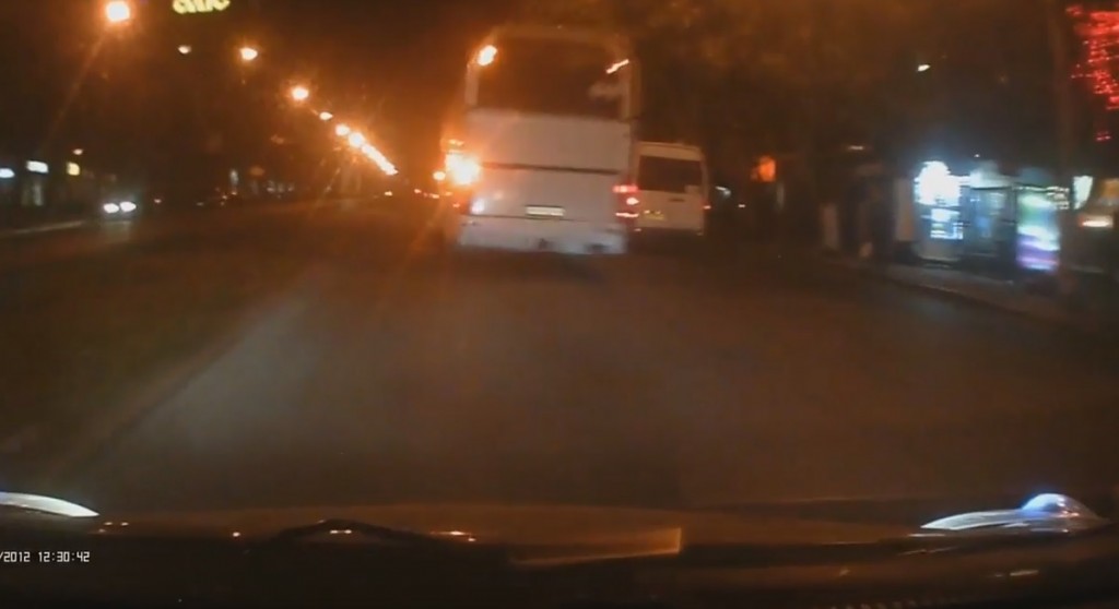 Водитель автобуса не заметил легковушку и скрылся с места ДТП (ВИДЕО)