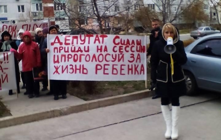 Жители Энергодара пришли к дому депутата требовать материальную помощь (фото, видео)