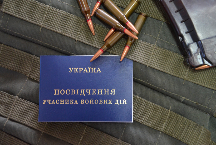 Чиновник запорожского горсовета получил удостоверение участника АТО