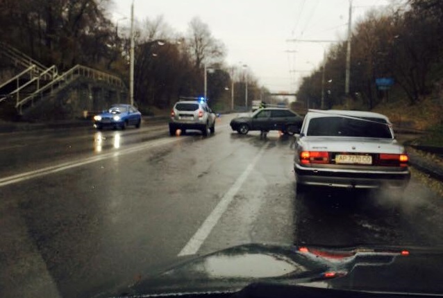 В Запорожье по дороге на «Космос» большая пробка: столкнулись два авто (ФОТО)