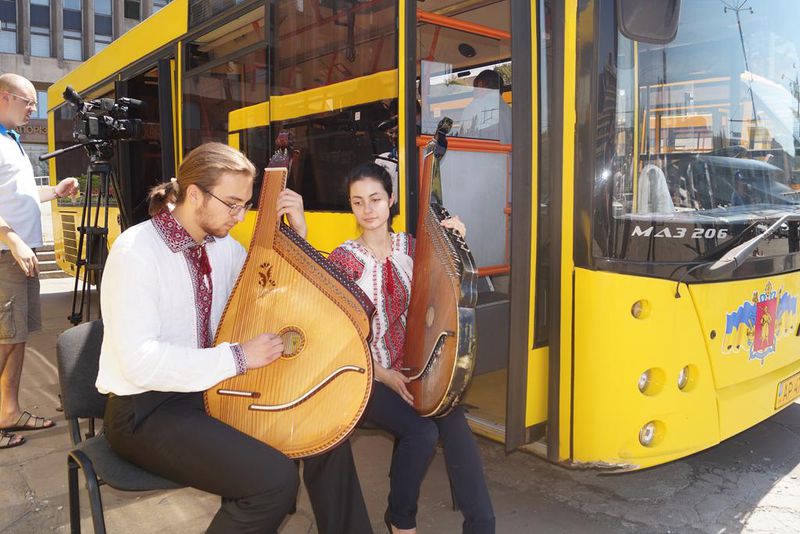 Недолго ездили: нового перевозчика запорожского облсовета подозревают в разворовывании денег