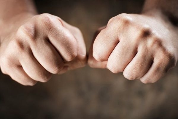 В одном из районов Запорожской области чиновник избил жителя села