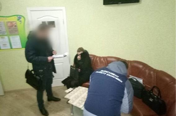 В Запорожье на крупной взятке поймали прокурора (ФОТО)