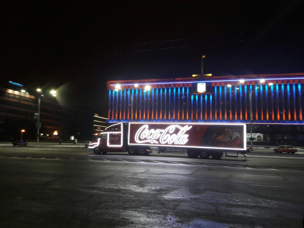 В Запорожье приехал грузовик из рекламы «Сoca-Cola»