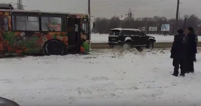 В Запорожье внедорожник вытащил троллейбус из снежного плена (ВИДЕО)
