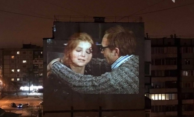 Запорожцы смотрели Новогодний фильм на стене дома