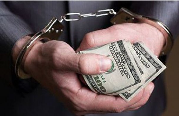 В Запорожье задержали на взятке таможенника из орбиты губернатора Брыля — СМИ