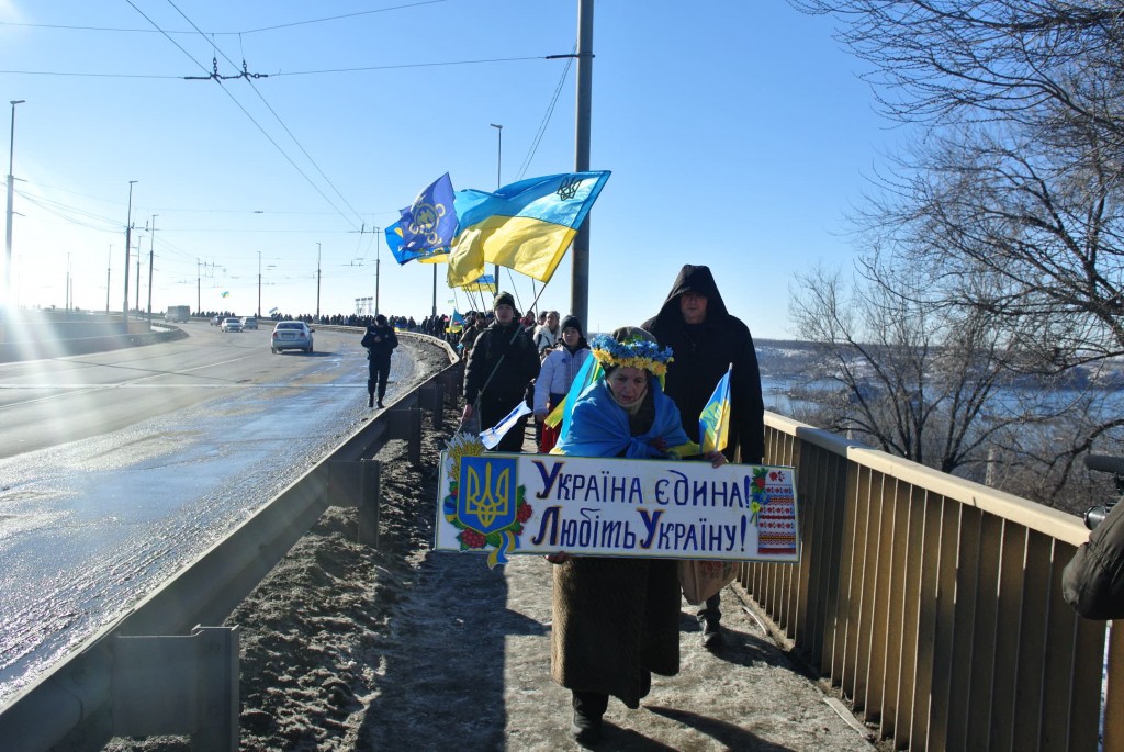 ФОТОРЕПОРТАЖ: как запорожцы объединили два берега Днепра в День Соборности