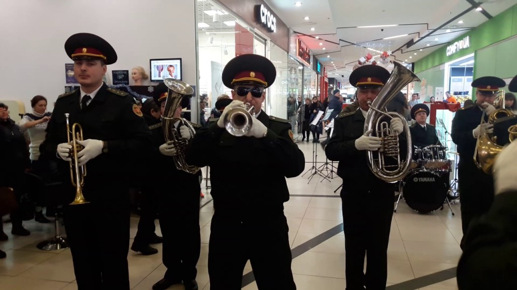 Запорожский военный оркестр впечатлил посетителей гипермаркета (ВИДЕО)