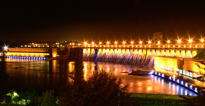 В Запорожье с плотины  ДнепроГЭСа спрыгнул молодой человек
