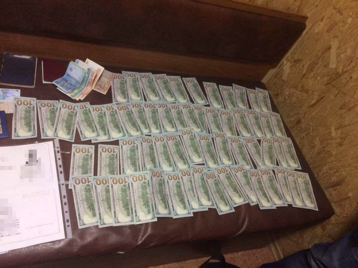 Чиновник из Запорожской области планировал бежать в Крым с присвоенными 3 млн гривен