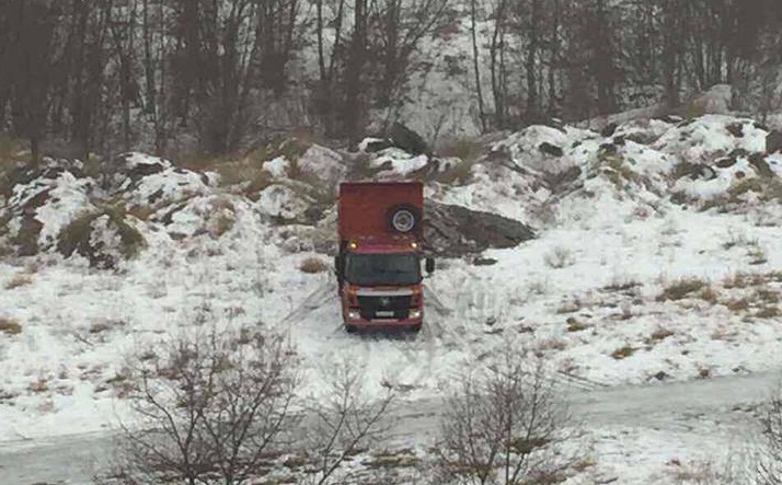 В Запорожье на Песках на глазах полиции выгружали снег с мусором прямо под окнами жилого дома (ФОТО)