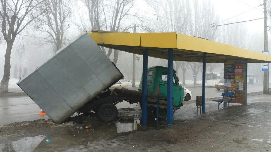 В Запорожье грузовик въехал в остановку
