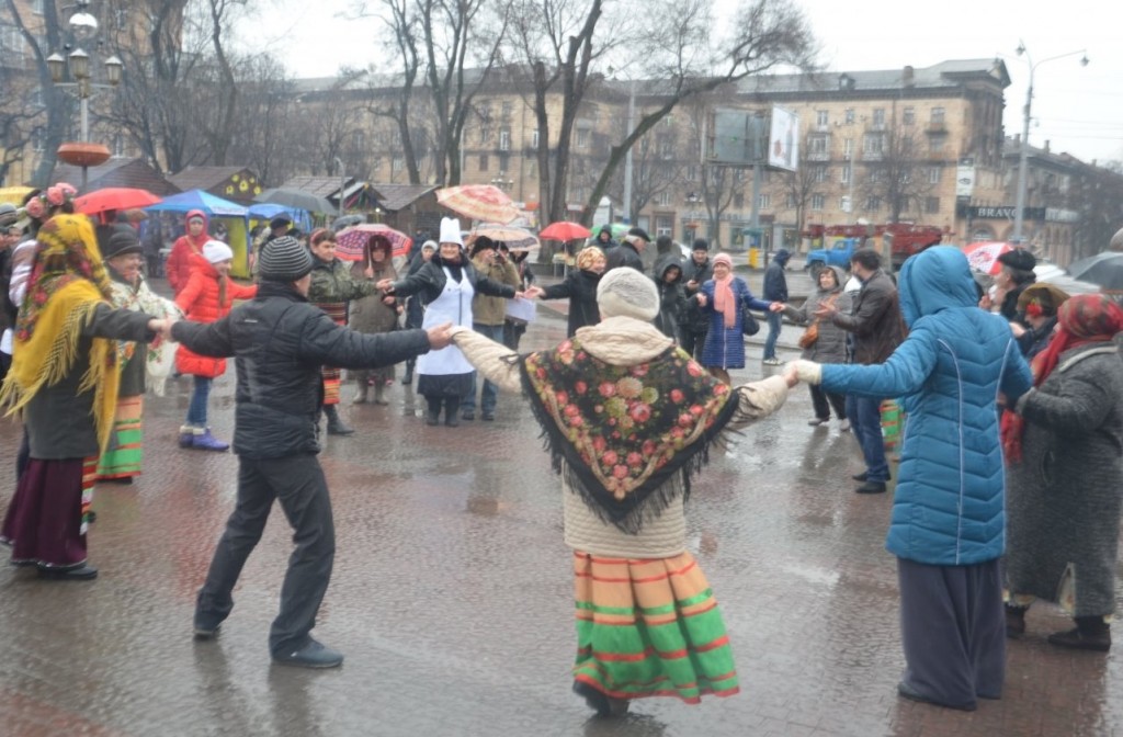 Запорожцы под дождем пробовали блюда национальных кухонь (ФОТО)