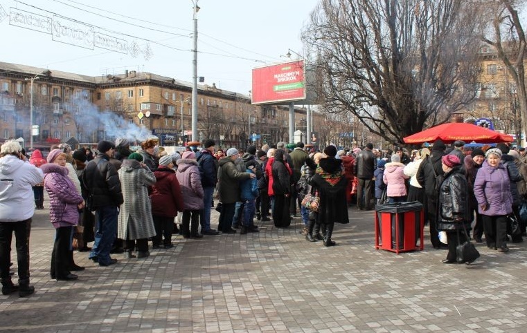ФОТОФАКТ: за бесплатными блинами пришли сотни запорожцев