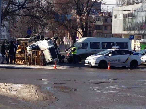 На проспекте Соборном маршрутка врезалась в автовышку
