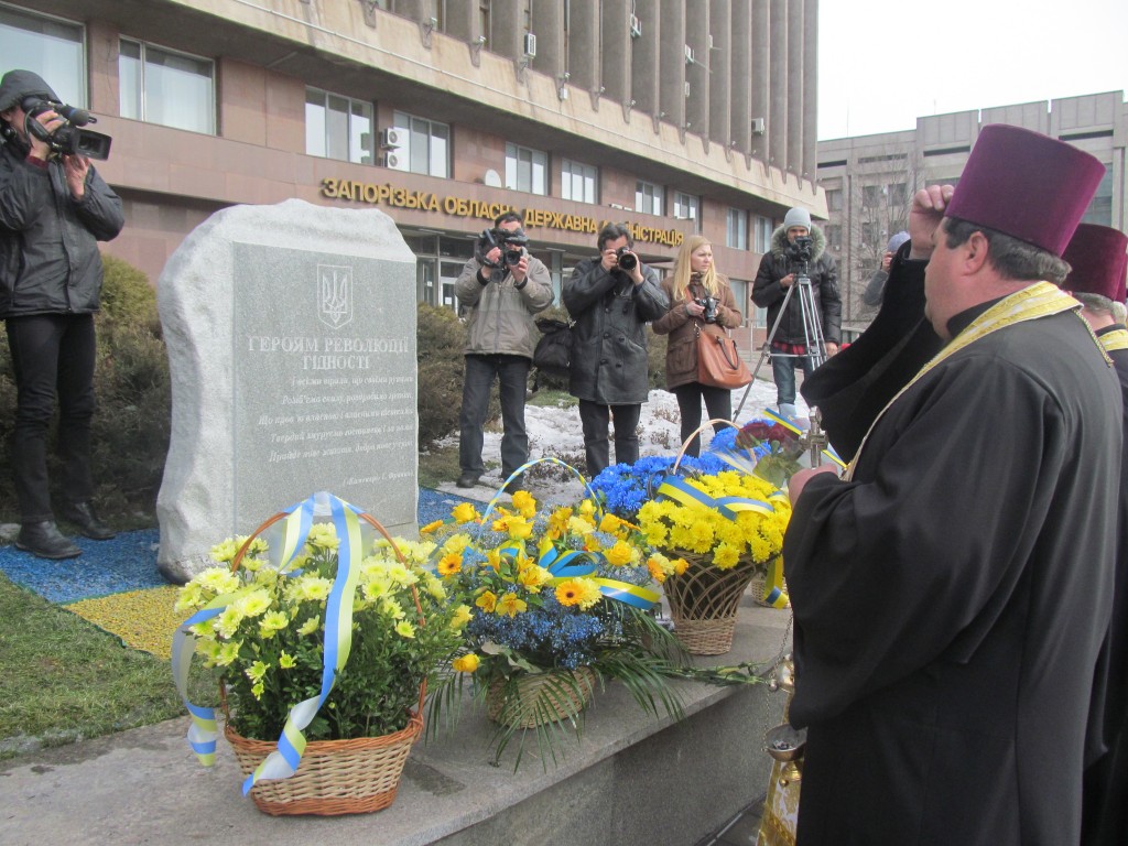 Студенты ПТУ, военные и чиновники — кто пришел почтить память героев Небесной Сотни в Запорожье (ФОТО)