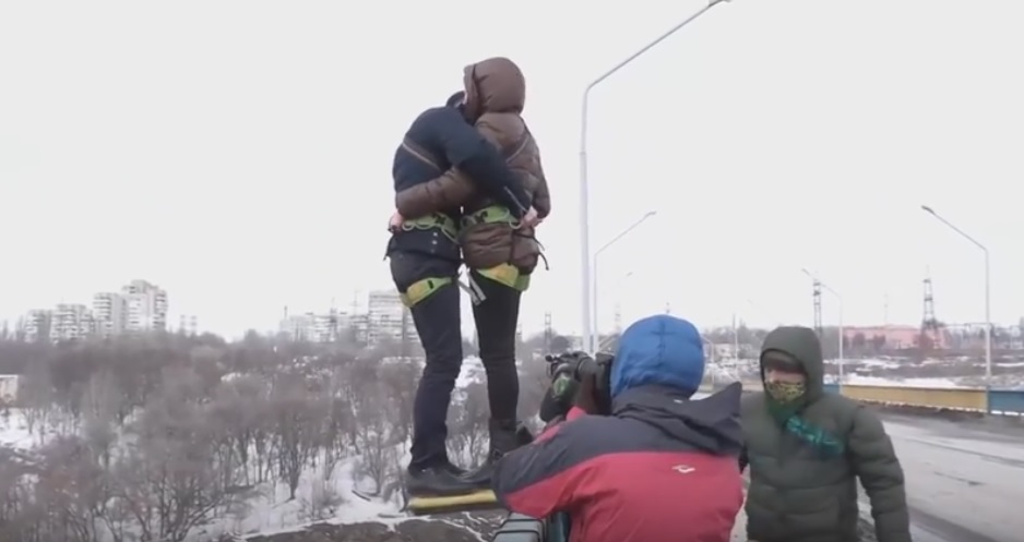 В Запорожье на День влюбленных прыгали с моста (ВИДЕО)