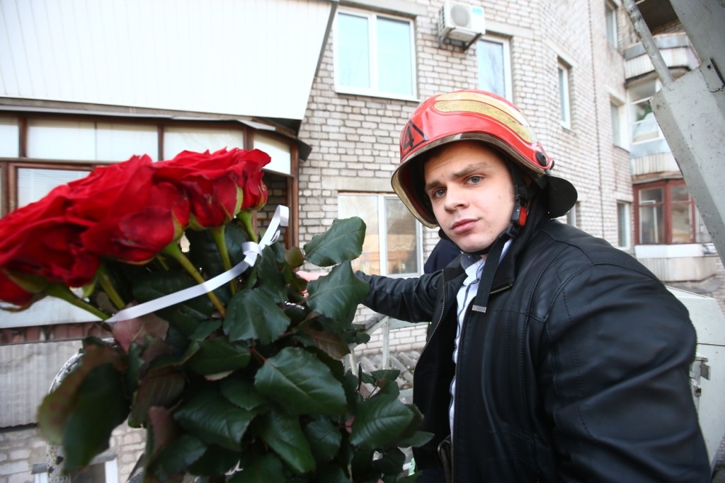 В Запорожье парень креативно поздравил любимую девушку с 8 марта (ФОТО)