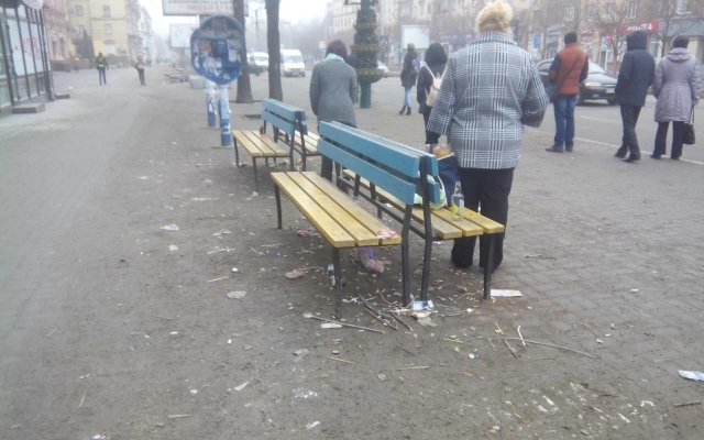 ФОТОФАКТ: в центре Запорожья очень грязные остановки