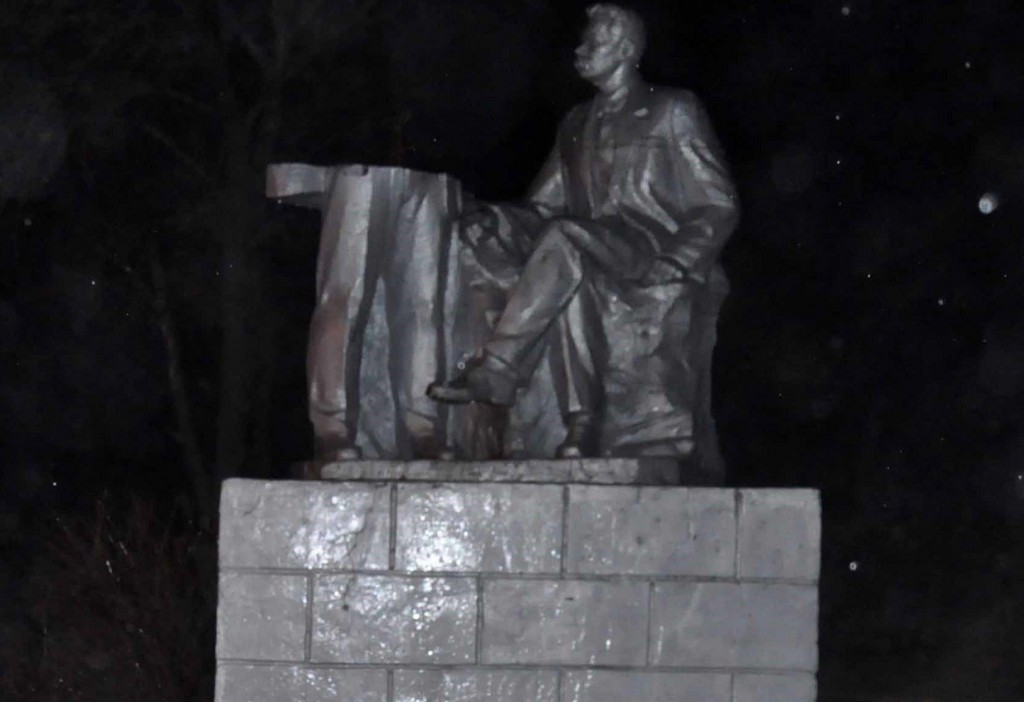 В Запорожской области памятники Ленину демонтируют «наполовину»»