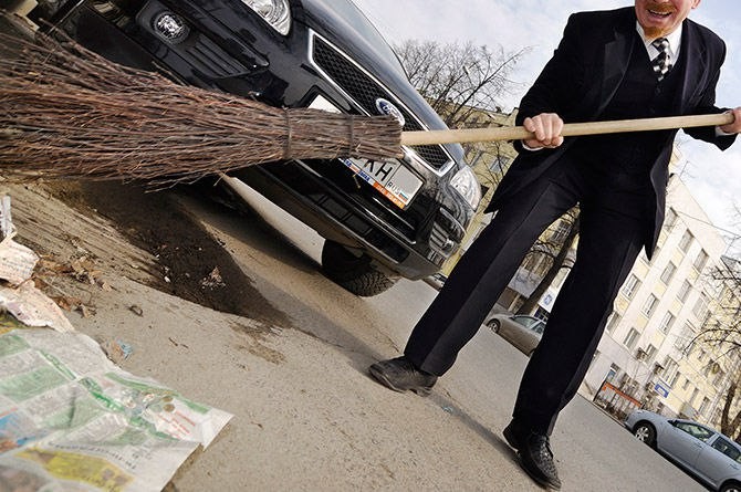 Запорожские водители вышли на улицы с метлами