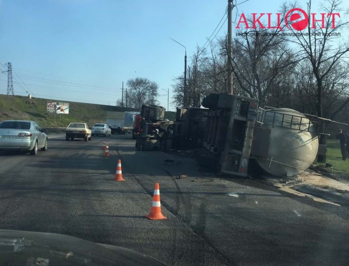 В Запорожье на выезде с Преображенского моста перевернулась фура (ФОТО)