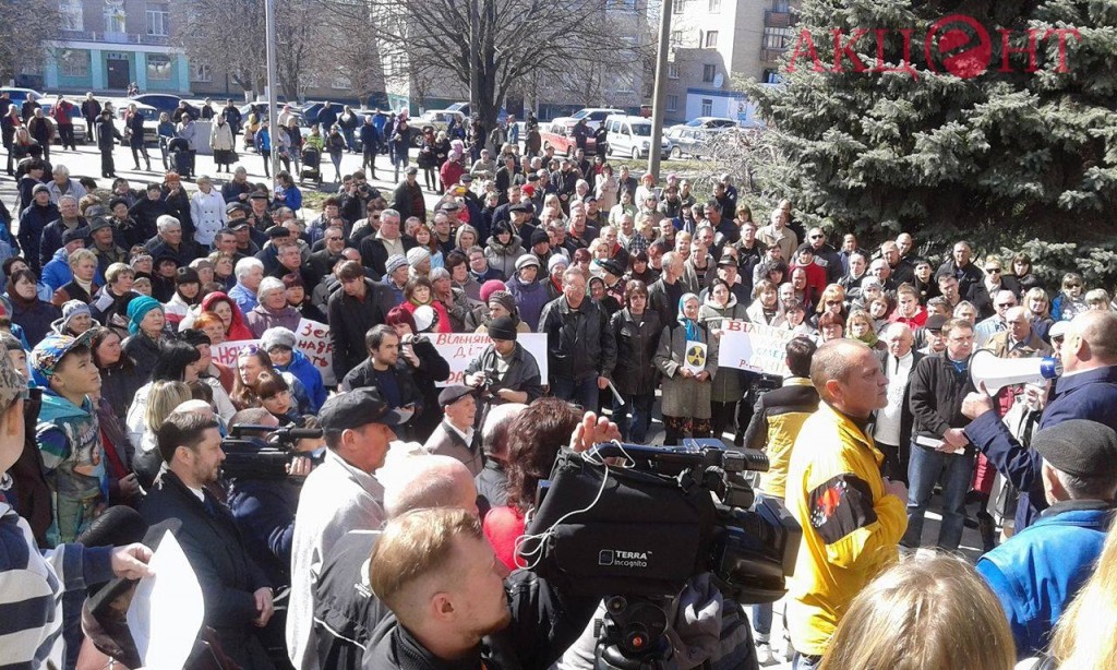 В Вольнянске сотни людей вышли на митинг против строительства опасного карьера