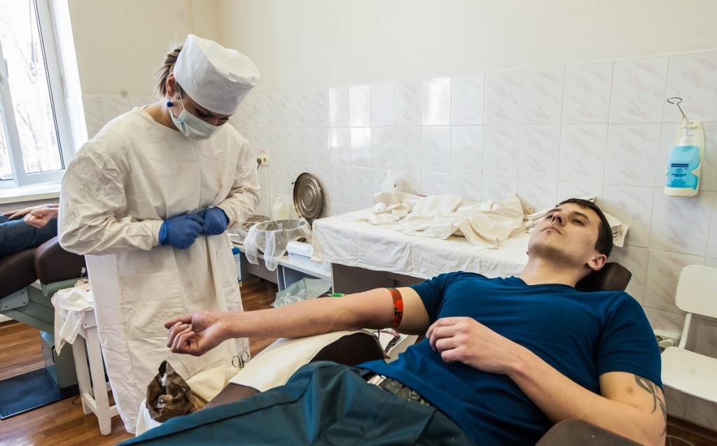 Запорожские спасатели отжимались и сдавали кровь (ФОТО)