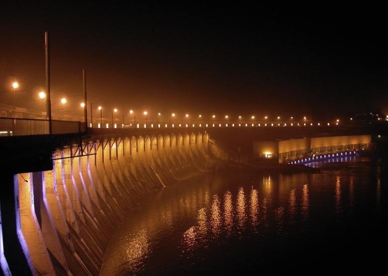 Фатальная любовь: молодой парень хотел спрыгнуть с плотины Днепрогэса (ВИДЕО)