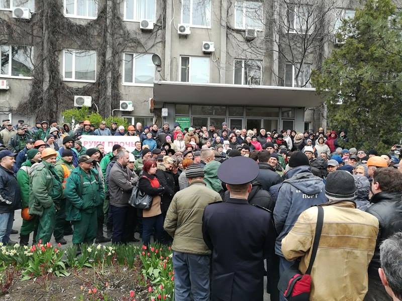 Сотрудники Бердянского торгового порта встали на защиту своего директора