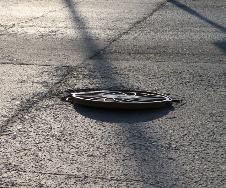 На территории запорожской школы ребенок провалился в открытый люк