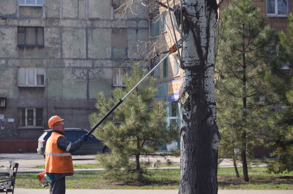 Чистые газоны, уход за дорогой и освещение на улице: Запорожские коммунальщики готовят город к лету