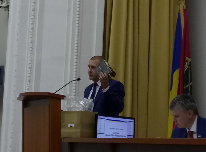 Запорожский депутат пришел на сессию горсовета с тепловым счетчиком (ФОТО)