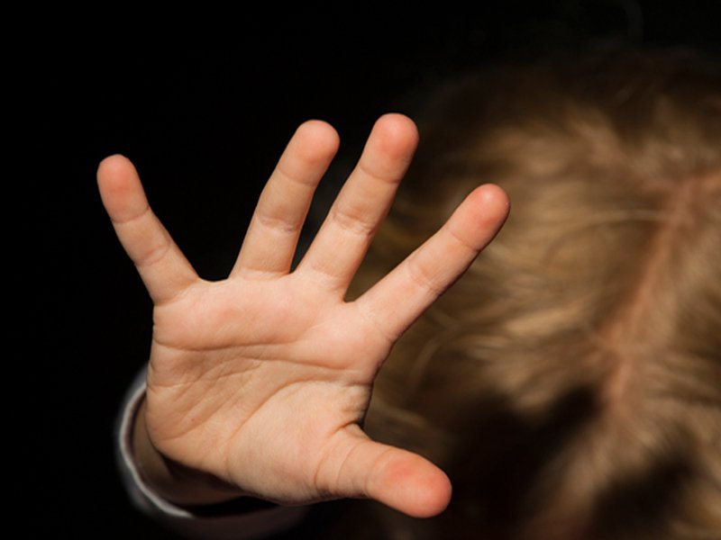 В сети появилось видео, как женщина выбросила своего ребенка с балкона в Запорожской области