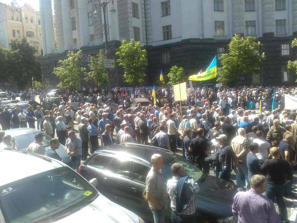 Митинг в столице: запорожские автомобилисты отказываются платить 2 евро в день (ВИДЕО)