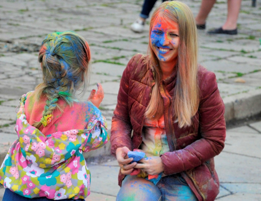 Счастье, улыбка и яркие краски: в Запорожье прошел цветной фестиваль (ФОТО)