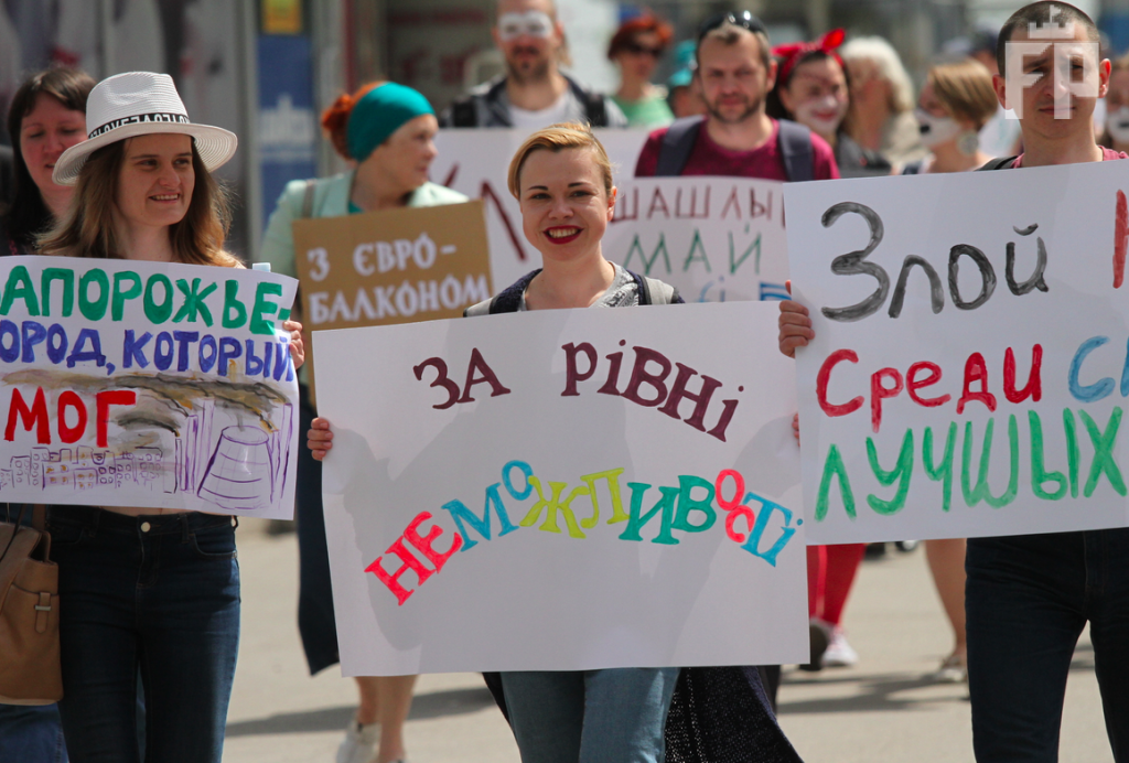 Жители Запорожья прошли по проспекту с абсурдными плакатами